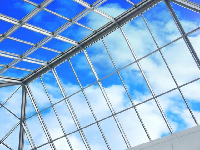Zeigt ein Glasdach welches aus vielen Fenstern besteht