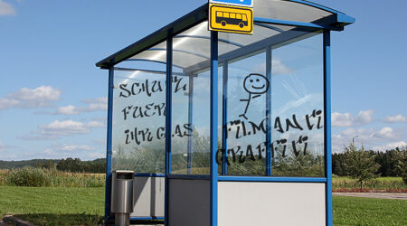 Anti-Graffiti-Folie - Zeigt eine Bushaltestelle die mit Graffiti beschmiert wurde