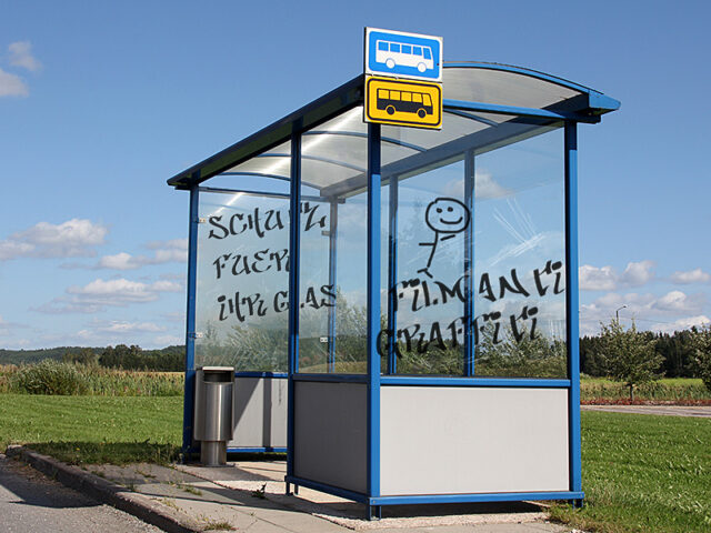 Anti-Graffiti-Folie - Zeigt eine Bushaltestelle die mit Graffiti beschmiert wurde