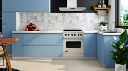 Zeigt eine mit blauer Möbelfolie folierte Küche