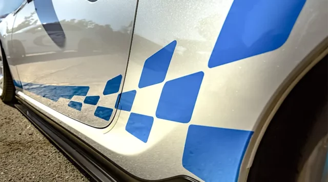 Zeigt blaue Rallyestreifen an der Seite eines Autos