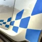 Zeigt blaue Rallyestreifen an der Seite eines Autos
