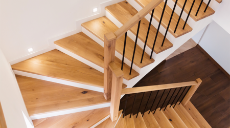 Mit Holzdekorfolie renovierte beleuchtete Treppe